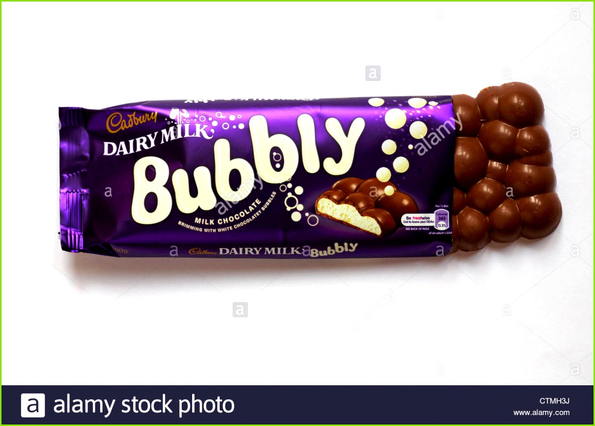 Bar von Cadbury Dairy Milch sprudelnde Schokoriegel mit Wrapper rückgängig gemacht um Inhalt isoliert Stockbild