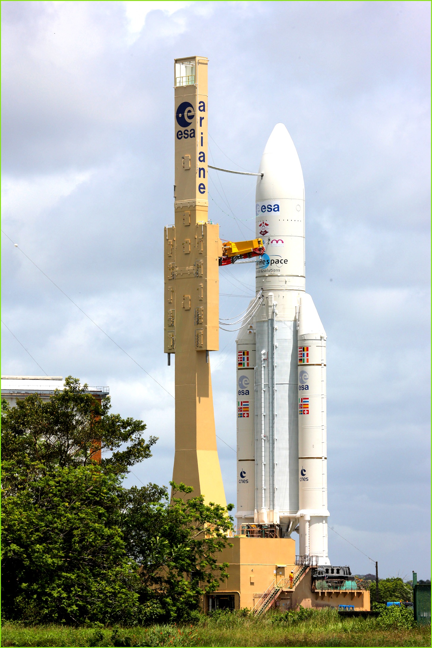 Ariane 5ES with ATV 4 on its way to ELA 3