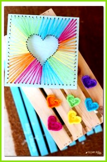 DIY rainbow crocheted hearts and string art tutorial by Michaels Makers Sugarbee Crafts Basteln Mit Wolle