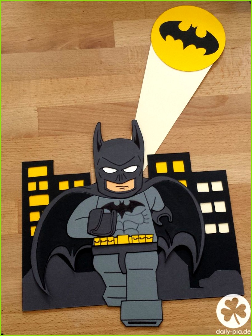 Do it yourself eine Motiv Schultüte selber basteln Mit Lego Batman Beispiel