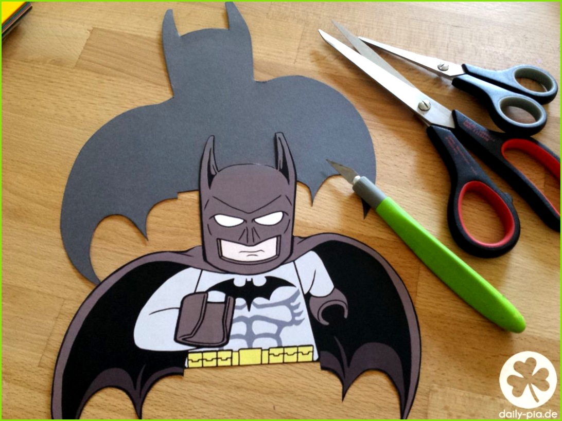 Do it yourself eine Motiv Schultüte selber basteln Mit Lego Batman Beispiel