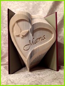 Dieses Buch in Form eines Herz mit dem Schmetterling und dem Namenszug Mama ist kein einfaches