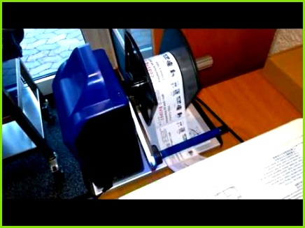 ELVO Coding Etikettendrucker PRINTUS C100 Bedrucken von vorgestanzten Etiketten