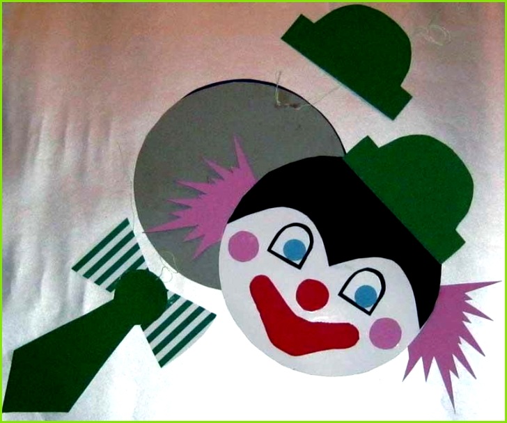 Step by Step Bastelanleitungen Bastelvorlage Clown aus Tonpapier selber basteln Schritt 6