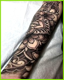 schwarz grauer unterarm tattoo mit blumen motiv tattoos für frauen Tattoo Ideen Unterarm