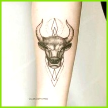 Top 45 Stier Tattoos Designs und Ideen für Männer und Frauen designs frauen