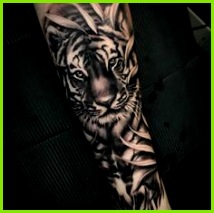 Dynamic tiger tattoo by Kimmo Angervaniva Löwin Tattoo Idee Tattoo Tattoo Zeichnungen Tattoos